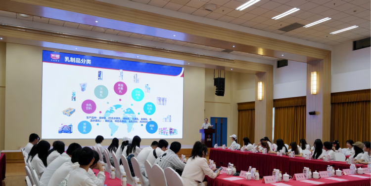 走进百年老字号，产教融合育新才——上海立达学院新生探秘光明乳业华东中心工厂